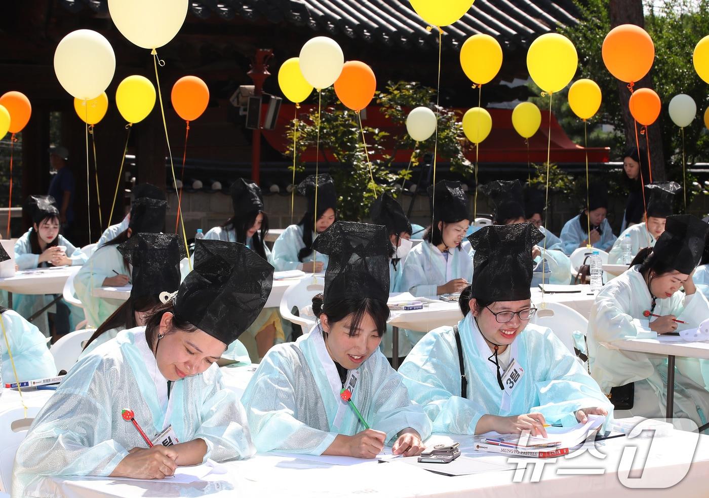 1일 오전 대구 달서구 병암서원에서 열린 &#39;제579돌 한글날 기념 다문화 한글 백일장&#39;에 참가한 다문화 가족과 외국인, 지역 주민 등이 수필·시화·그림 부문으로 나눠 실력을 겨루고 있다. 2025.10.1/뉴스1 ⓒ News1 공정식 기자