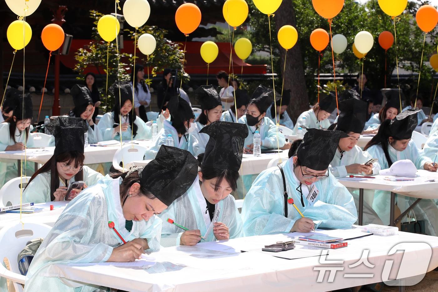 대구 달서구 병암서원에서 열린 &#39;제579돌 한글날 기념 다문화 한글 백일장&#39;에 참가한 다문화 가족과 외국인, 지역 주민 등이 수필·시화·그림 부문으로 나눠 실력을 겨루고 있다. 2025.10.1/뉴스1 ⓒ News1 공정식 기자