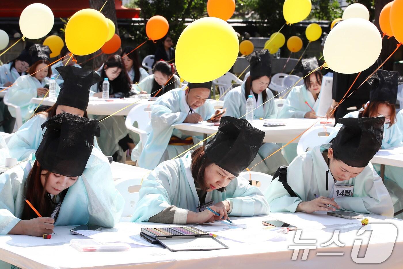 대구 달서구 병암서원에서 열린 &#39;제579돌 한글날 기념 다문화 한글 백일장&#39;에 참가한 다문화 가족과 외국인, 지역 주민 등이 수필·시화·그림 부문으로 나눠 실력을 겨루고 있다. 2025.10.1/뉴스1 ⓒ News1 공정식 기자