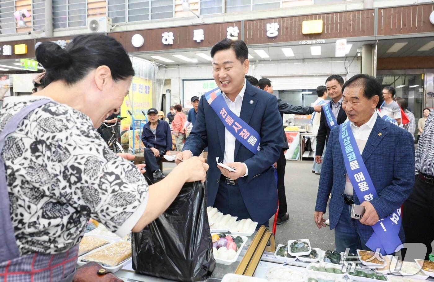 1일 추석을 맞아 전주 신중앙시장을 방문한 김관영 전북지사가 떡을 구매하고 있다.&#40;전북도 제공. 재판매 및 DB금지&#41;/뉴스1 