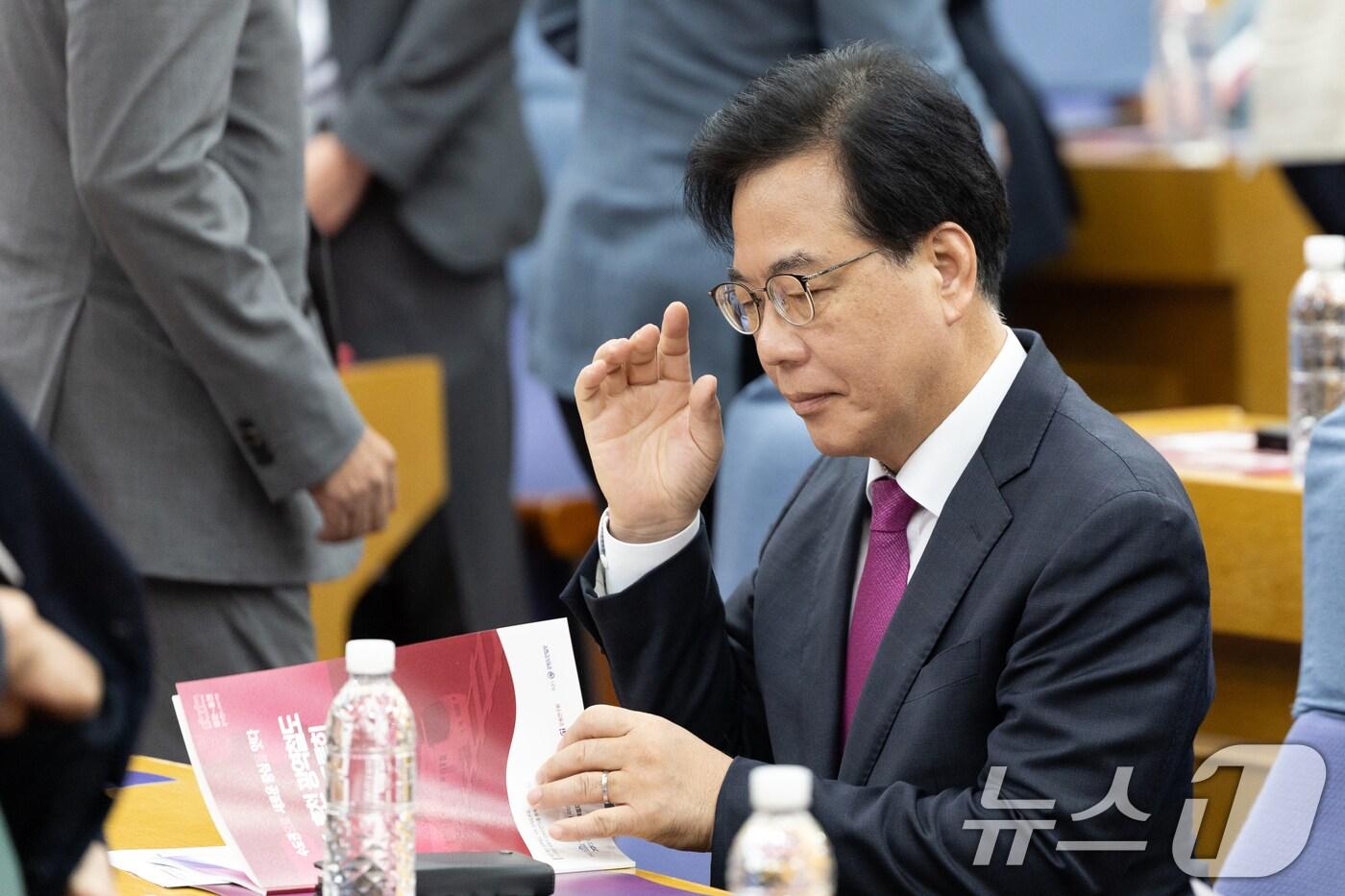 송언석 국민의힘 원내대표가 1일 서울 여의도 국회에서 열린 '용문~홍천 광역철도 정책토론회'에 참석하고 있다. 2025.10.1/뉴스1 ⓒ News1 이승배 기자