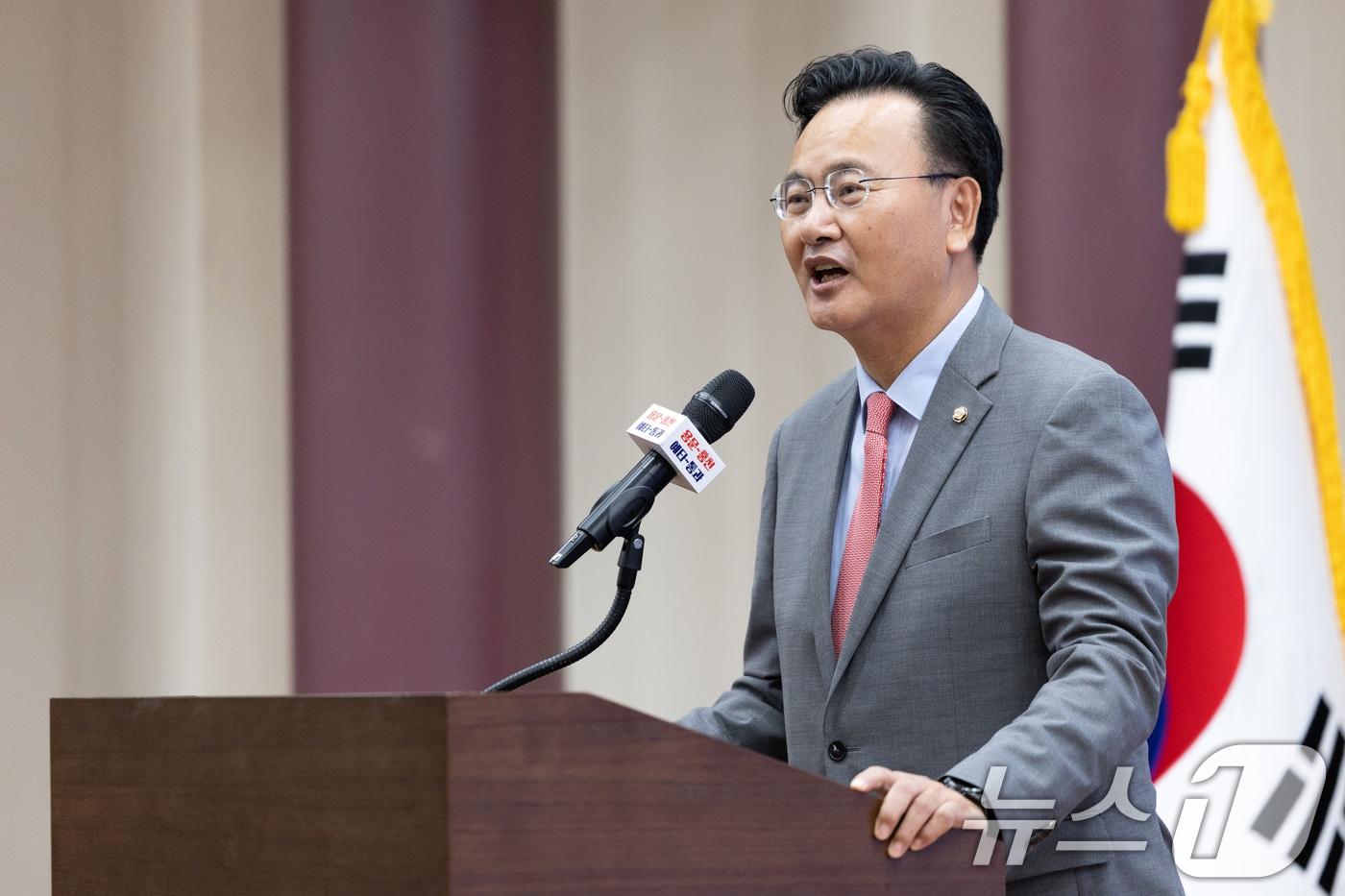 유상범 국민의힘 원내수석부대표가 1일 서울 여의도 국회에서 열린 &#39;용문~홍천 광역철도 정책토론회&#39; 환영사하고 있다. 2025.10.1/뉴스1 ⓒ News1 이승배 기자