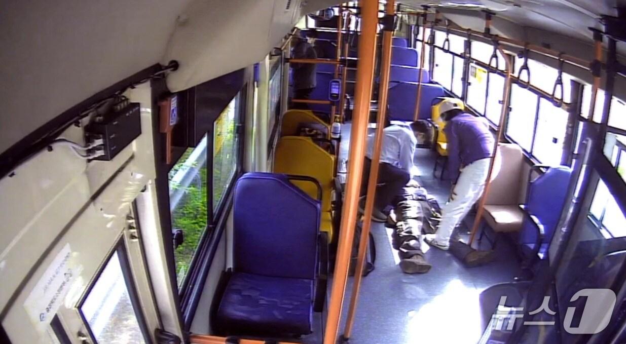 본문 이미지 -  ㈜제천교통 소속 심병섭 기사가 버스 운행 중 의식을 잃고 쓰러진 70대 승객 A 씨를 응급처치하고 있다.(제천시 제공. 재판매 및 DB금지)/뉴스1