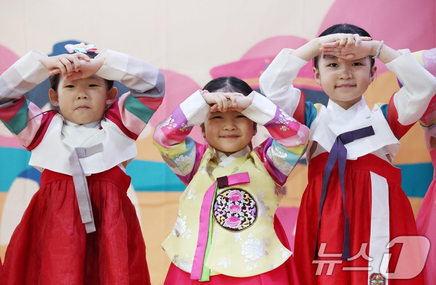 추석 연휴를 이틀 앞둔 1일 경기 수원시 장안구 해나라어린이집에서 어린이들이 큰절하는 방법을 배우고 있다. 2025.10.1/뉴스1 ⓒ News1 김영운 기자