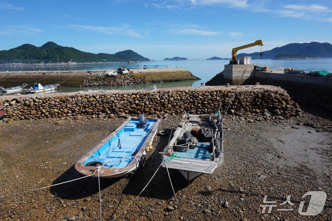 소마도 선착장과 계류장 풍경. 바다 건너 오른쪽으로 상조도, 왼쪽으로 관사도가 보인다. 2025.10.3/뉴스1 ⓒ News1 조영석 기자 