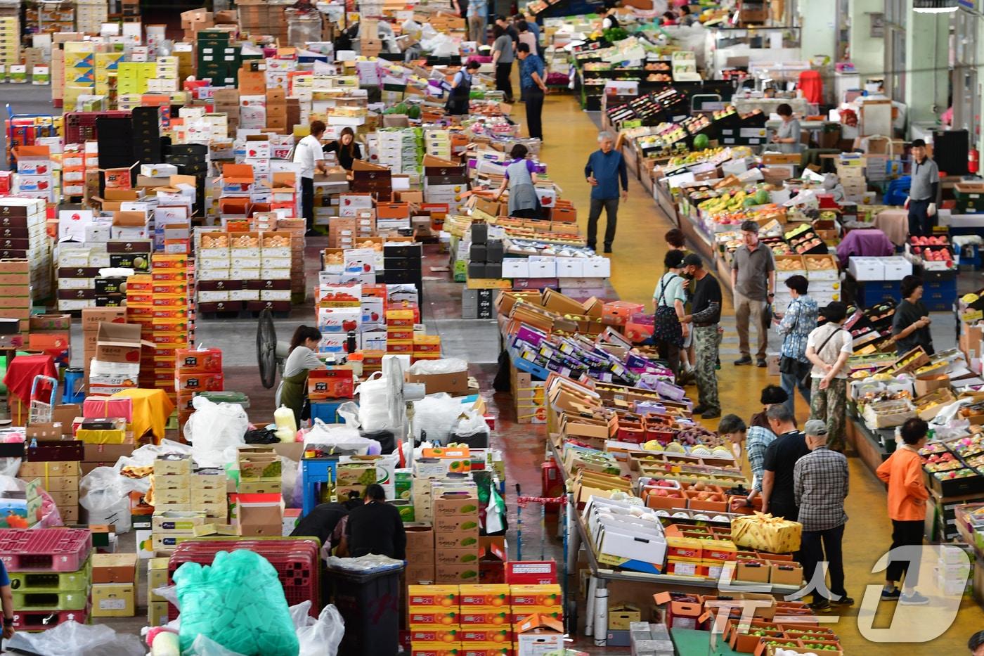 본문 이미지 - 경북도는 10일 도청 화랑실에서 중동 정세 장기화에 따른 농축산 분야 파급 영향을 점검하고 대응 방안을 마련하기 위한 대책회의를 열었다.사지는 포항 흥해읍 포항청과 시장/뉴스1