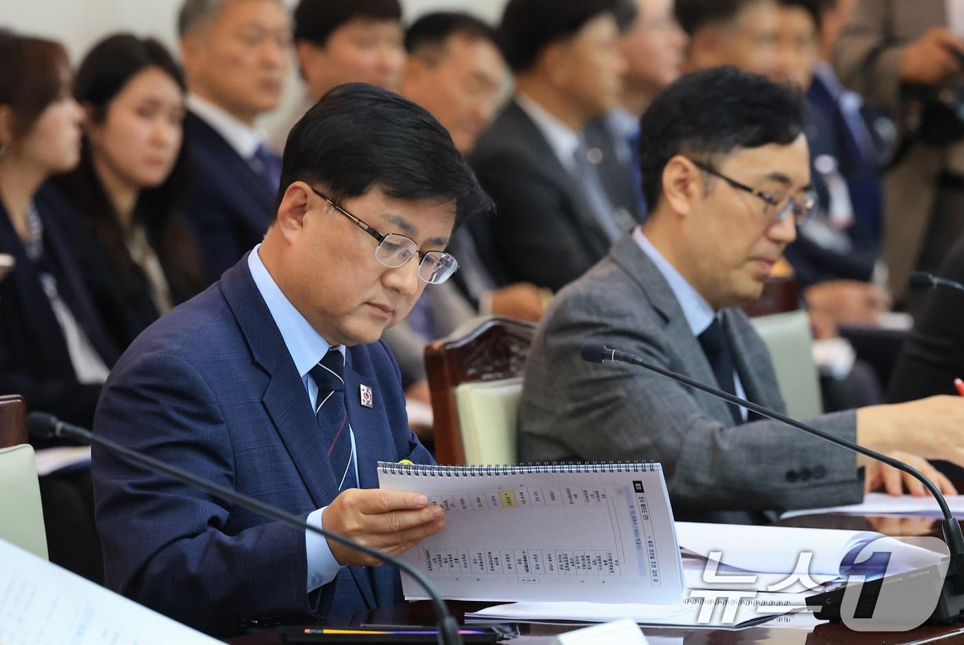 본문 이미지 - 김성환 기후에너지환경부 장관이 서울 종로구 정부서울청사에서 열린 제1차 국가기간 전력망 확충위원회에서 자료를 살펴보고 있다. 2025.10.1 ⓒ 뉴스1 임세영 기자
