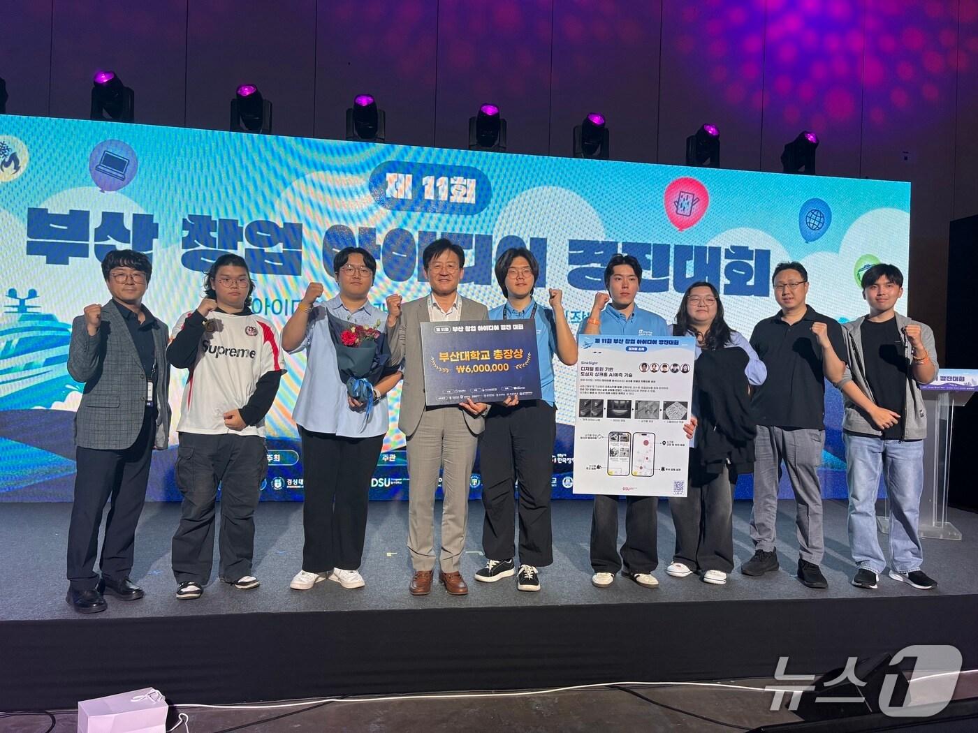 본문 이미지 - 동서대 창업동아리 '싱크사이트(SinkSight)'가 최근 부산 해운대구 벡스코에서 열린 제11회 부산창업아이디어경진대회에서 2위를 차지하고 기념촬영을 하고 있다. (동서대 제공. 재판매 및 DB 금지)