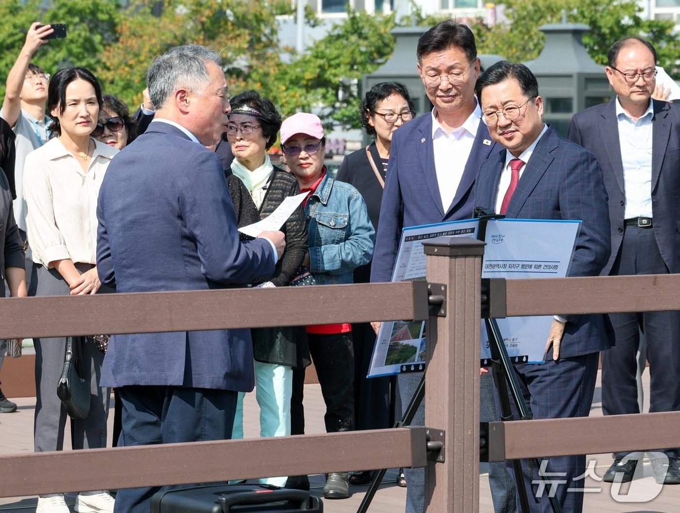 본문 이미지 - 이장우 대전시장이 대전천변길 조성사업 부지 현장을 점검하고 있다.(대전시 제공. 재판매 및 DB금지)/뉴스1