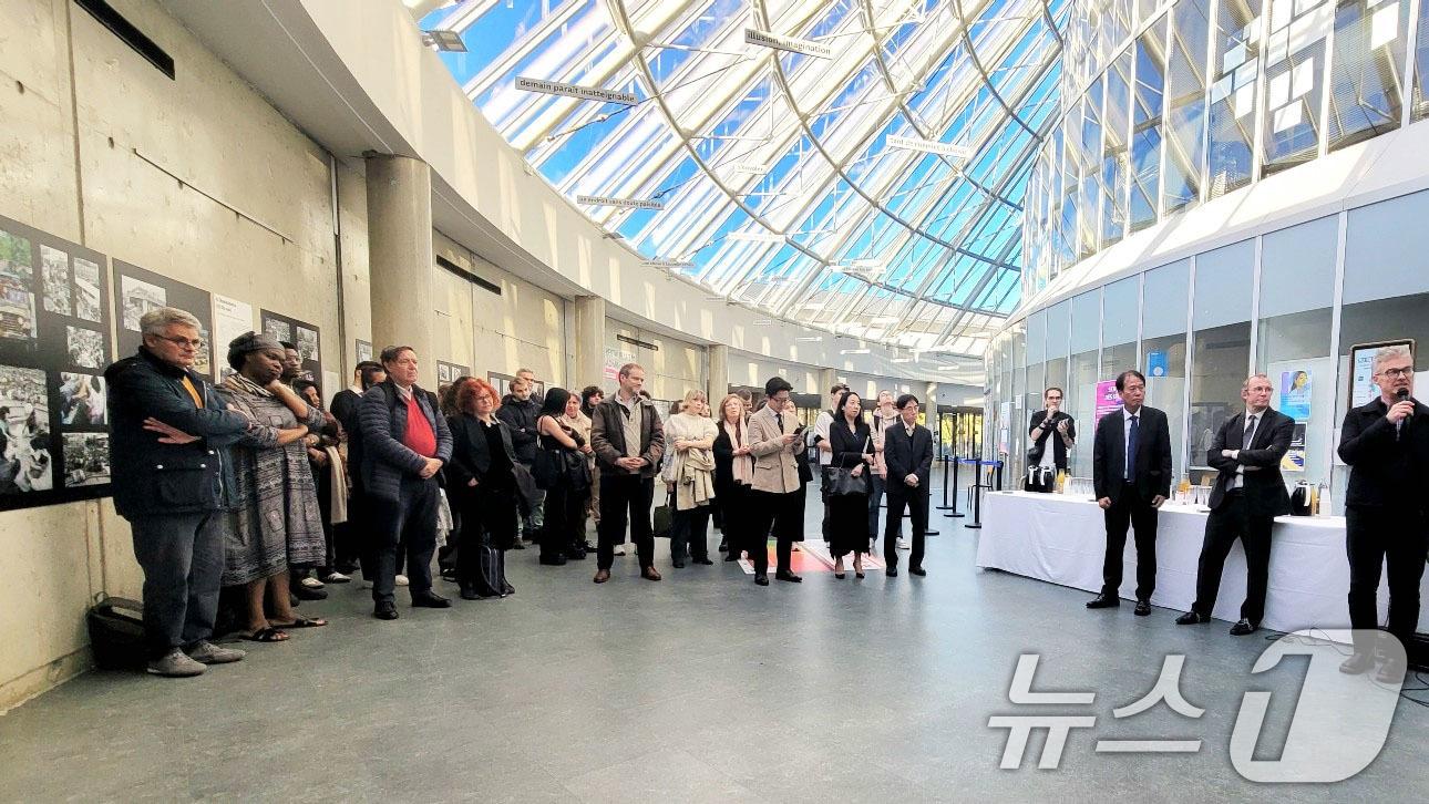 본문 이미지 - 프랑스 파리 귀스타프 에펠대학에서 &#39;광주 5·18-도시 정체성과 민주주의&#39; 주제 5.18사진 특별전 개막식이 열리고 있다.&#40;광주시 제공. 재판매 및 DB 금지&#41; 2025.10.1/뉴스1