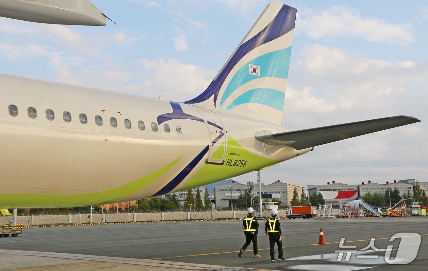 에어부산 정비사들이 1일 오전 첫 운항을 앞둔 도입 항공기를 점검하고 있다.&#40;에어부산 제공. 재판매 및 DB 금지&#41;