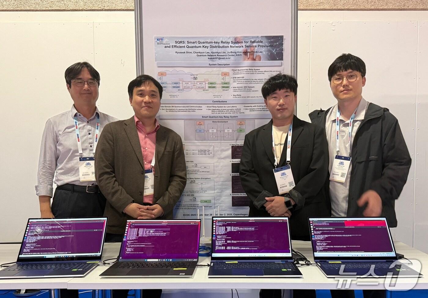 ECOC 2025 KISTI 데모 발표 현장에서 기념사진을 촬영하고 있는 KISTI 연구진&#40;KISTI 제공&#41; /뉴스1