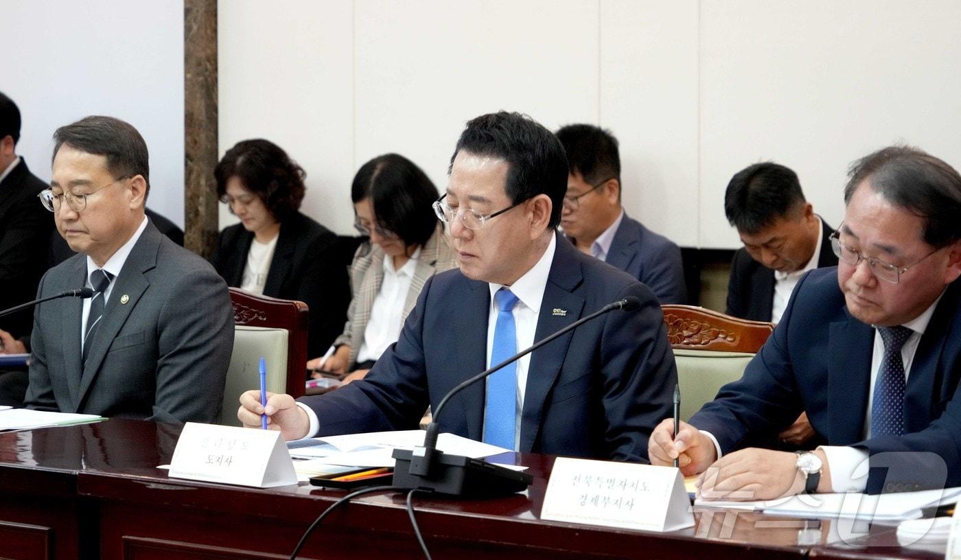 김영록 전라남도지사가 1일 오후 김민석 국무총리&#40;위원장&#41;를 비롯한 관계 장관, 지자체, 위촉위원들이 참석한 가운데 정부서울청사에서 열린 ‘제1차 국가기간 전력망 확충 위원회’에서 모두발언을 경청하고 있다.&#40;전남도 제공. 재판매 및 DB금지&#41; 2025.10.1/뉴스1 