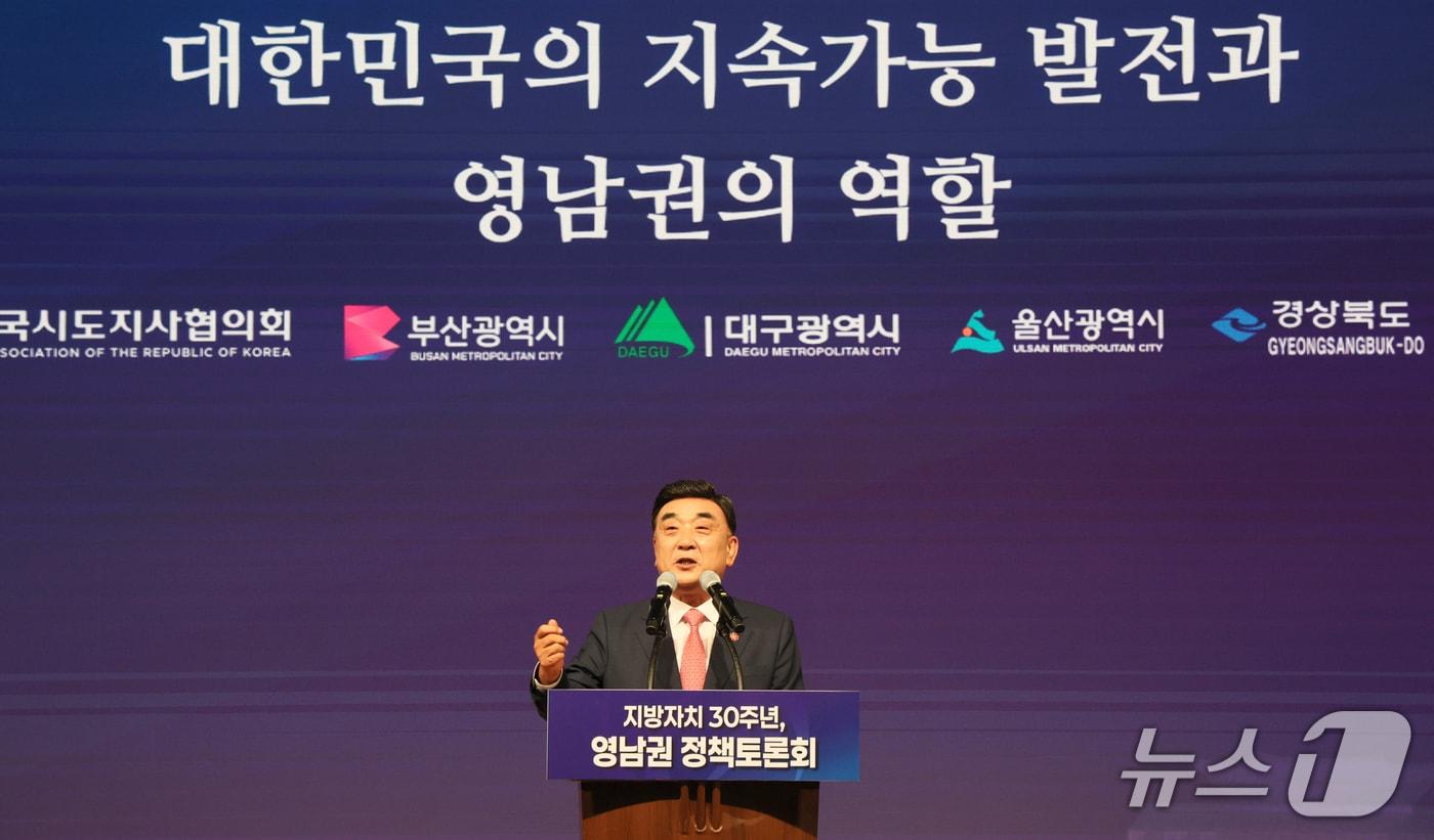 김두겸 울산시장이 1일 창원컨벤션센터에서 열린 대한민국 시도지사협의회 영남권 정책토론회에 참석해 발언하고 있다. &#40;울산시 제공. 재판매 및 DB 금지&#41; /뉴스1