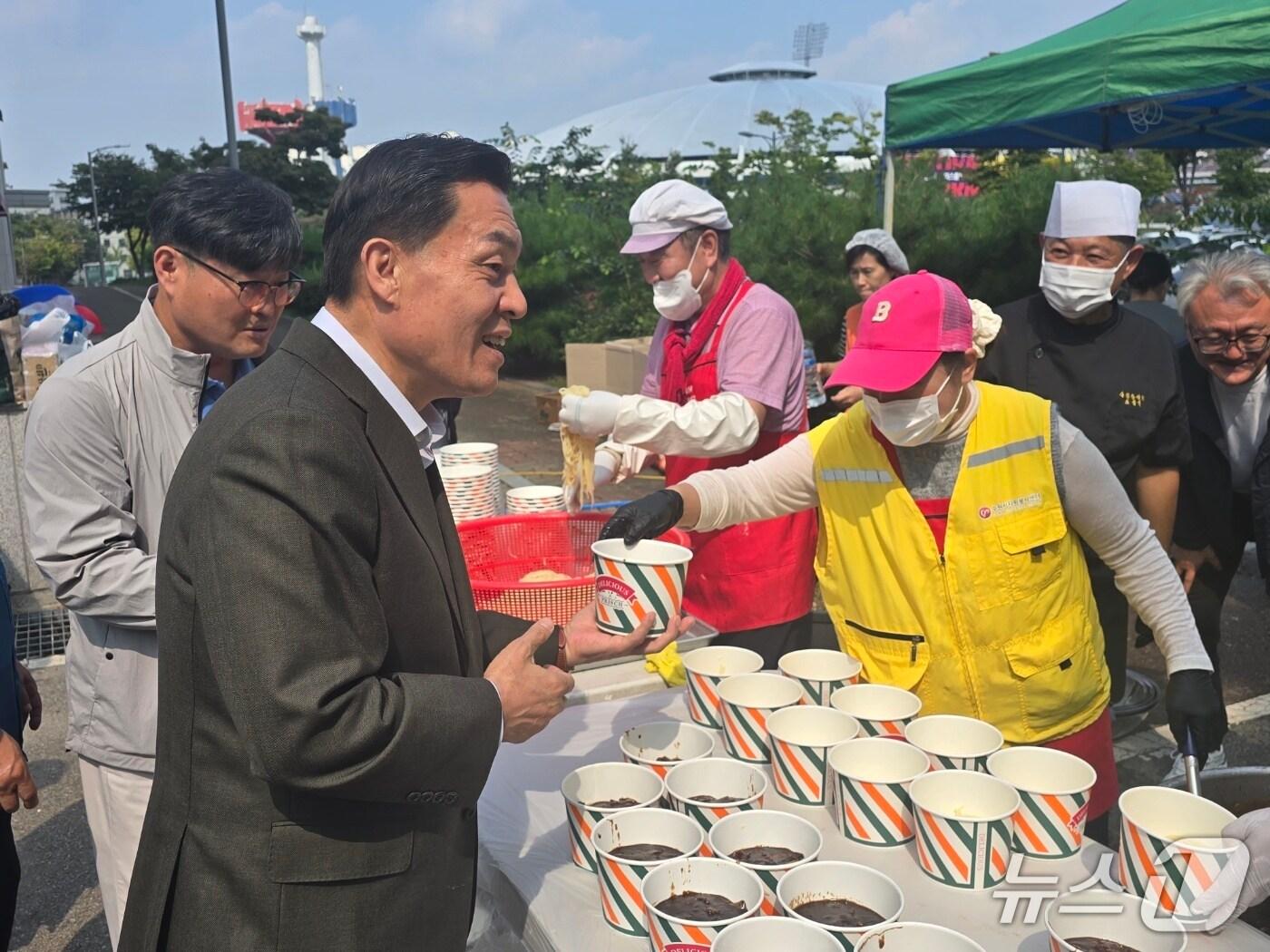 본문 이미지 - 이재준 경기 수원특례시장이 1일 수원종합운동장에서 열린 '찾아가는 밥차' 행사에 참석해 봉사자들을 격려하고 있다. (수원시자원봉사센터 제공. 재판매 및 DB 금지) 2025.10.1/뉴스1