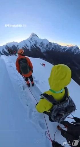 본문 이미지 - 중국 쓰촨성에서 25일 공가산의 나마봉을 오르던 한 등산객이 사진을 찍기 위해 안전 로프를 풀었다가 추락해 사망했다. &#40;출처=엑스&#41; 2025.9.25./뉴스1