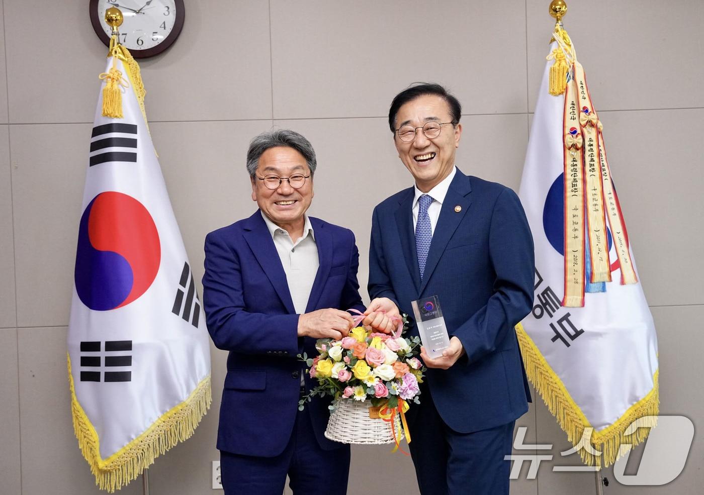 강기정 광주시장이 1일 정부 세종청사에서 김윤덕 국토교통부 장관을 만나 &#39;KTX 호남선 공정운행&#39; 등 광주시 주요 현안을 논의한 뒤 기념촬영을 하고 있다.&#40;광주시 제공. 재판매 및 DB 금지&#41; ⓒ News1 박준배 기자