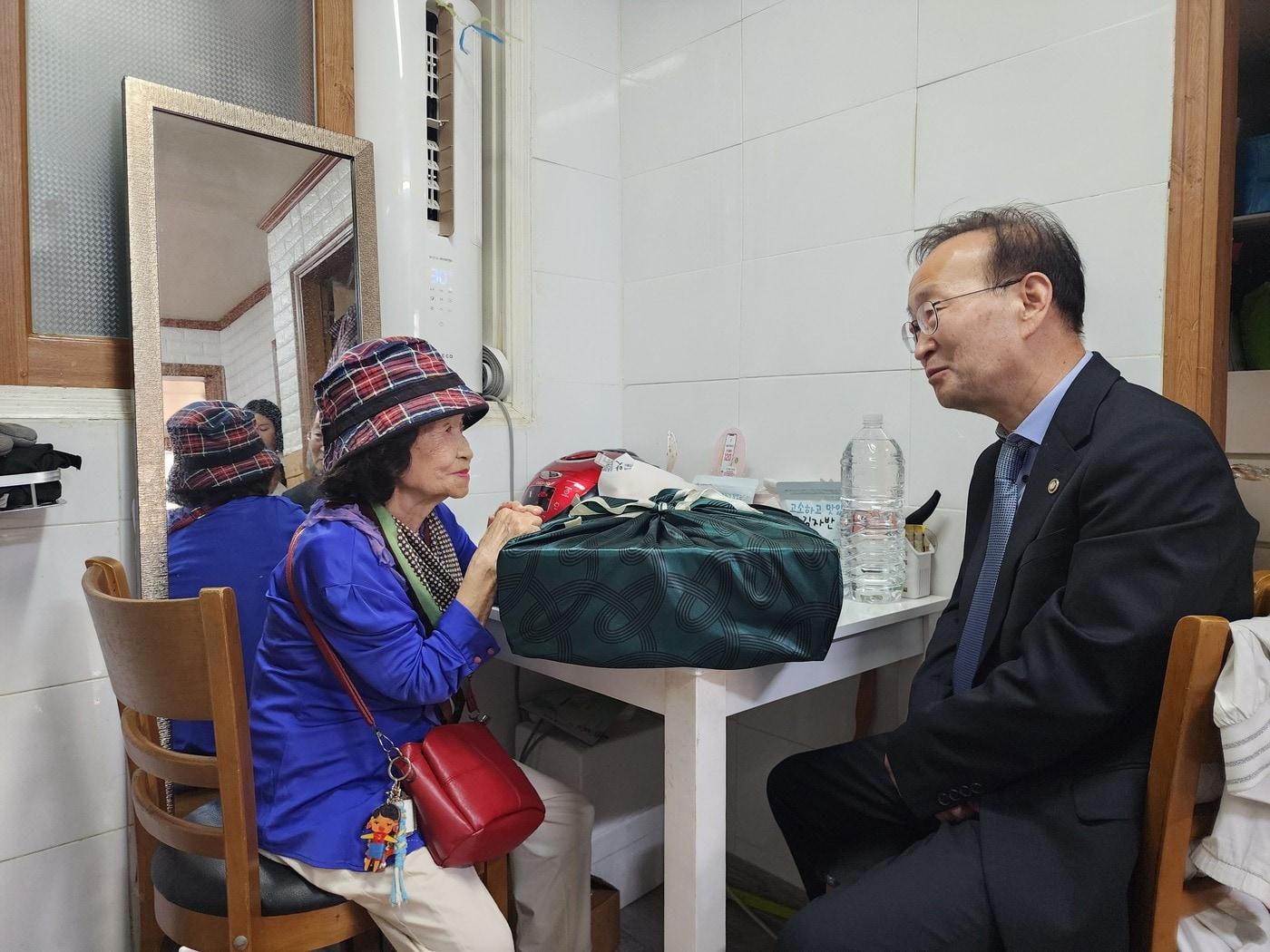 본문 이미지 - 김남중 통일부 차관이 1일 추석 명절을 앞두고 이산가족 가정을 위로 방문했다. &#40;통일부 제공&#41;