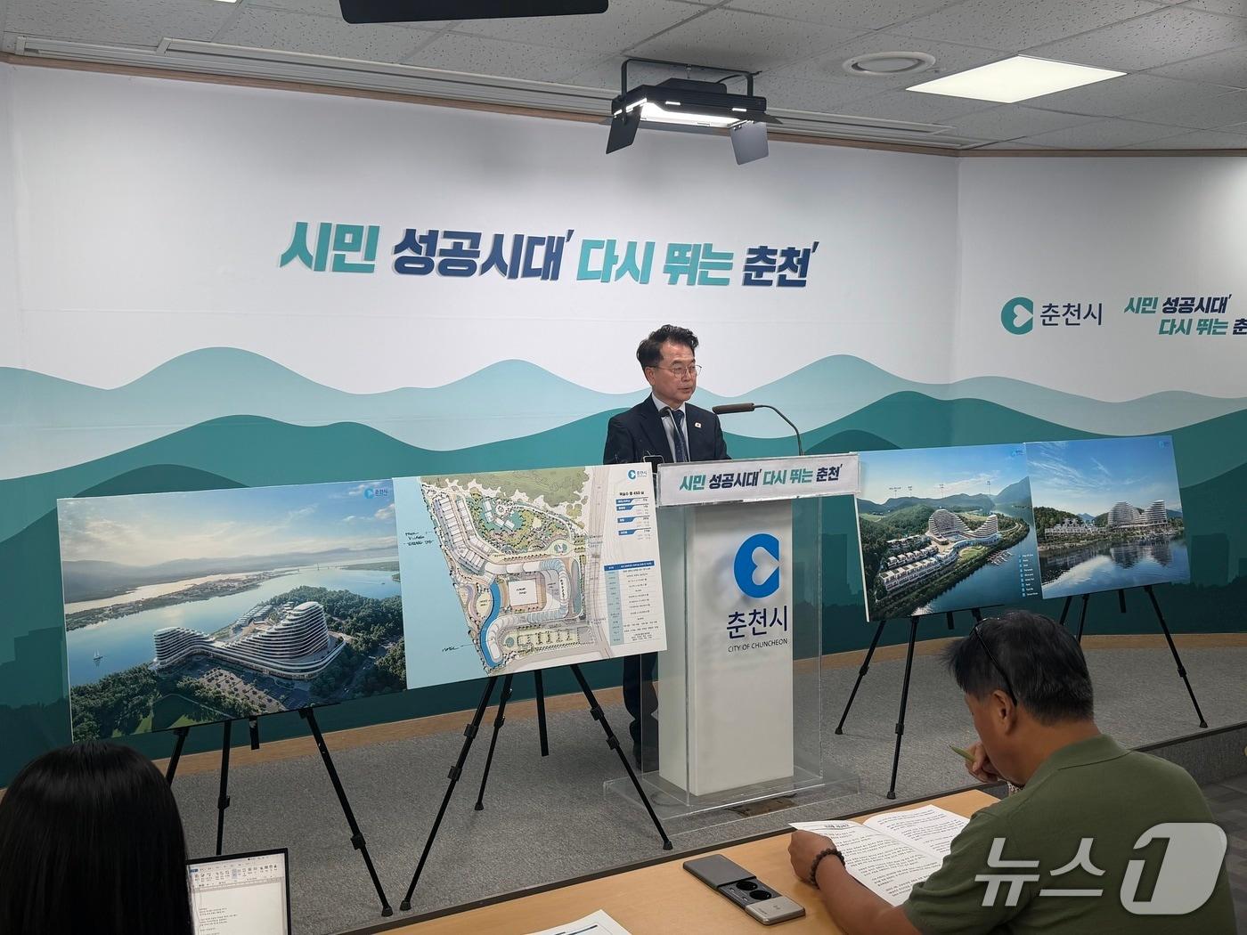 본문 이미지 - 육동한 춘천시장이 1일 시청 브리핑룸에서 기자회견을 열고 두산연수원 부지 내 숙박시설 건립 추진과 관련해 설명을 하고 있다.2025.10.1 한귀섭 기자