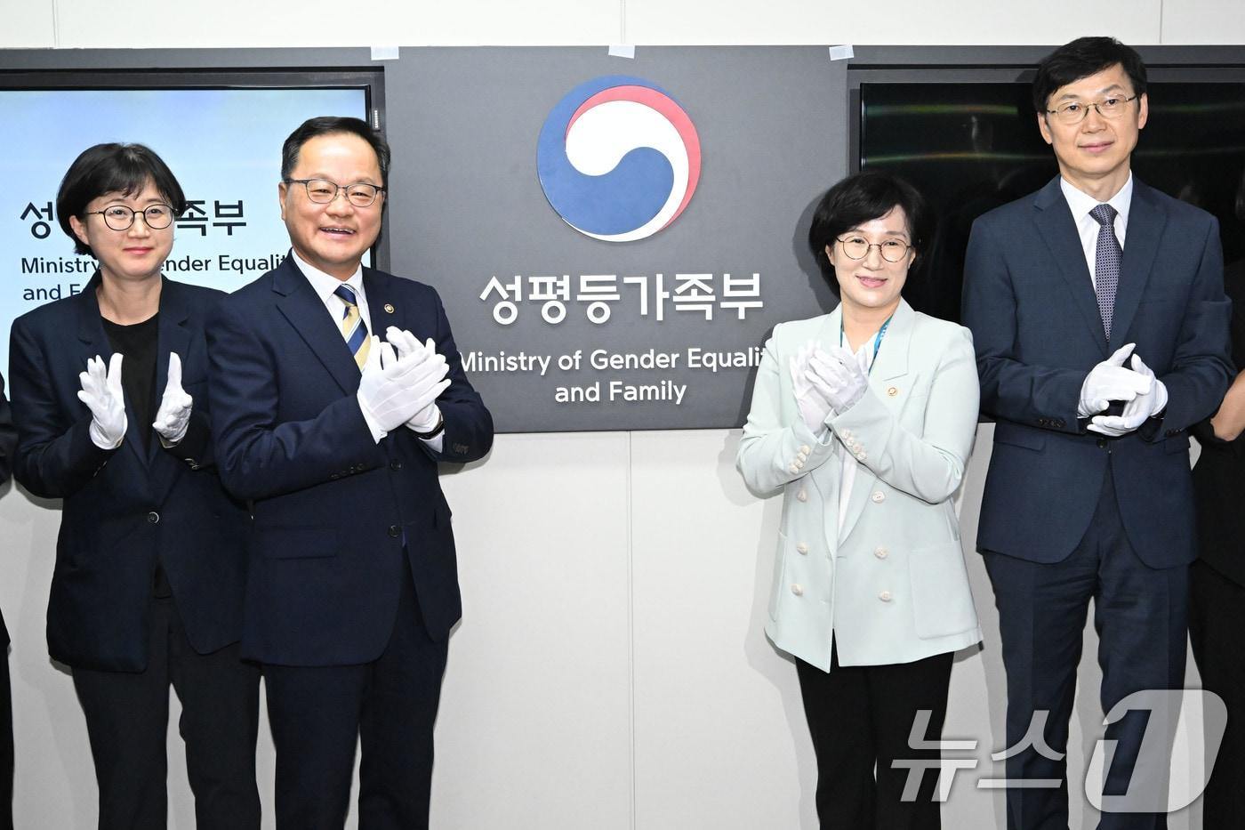 원민경 성평등가족부 장관과 정구창 차관 등 내빈들이 1일 서울 종로구 정부서울청사 미디어월에서 성평등가족부 현판식에 참석해 제막 후 박수를 치고 있다. &#40;공동취재&#41; 2025.10.1/뉴스1 ⓒ News1 임세영 기자