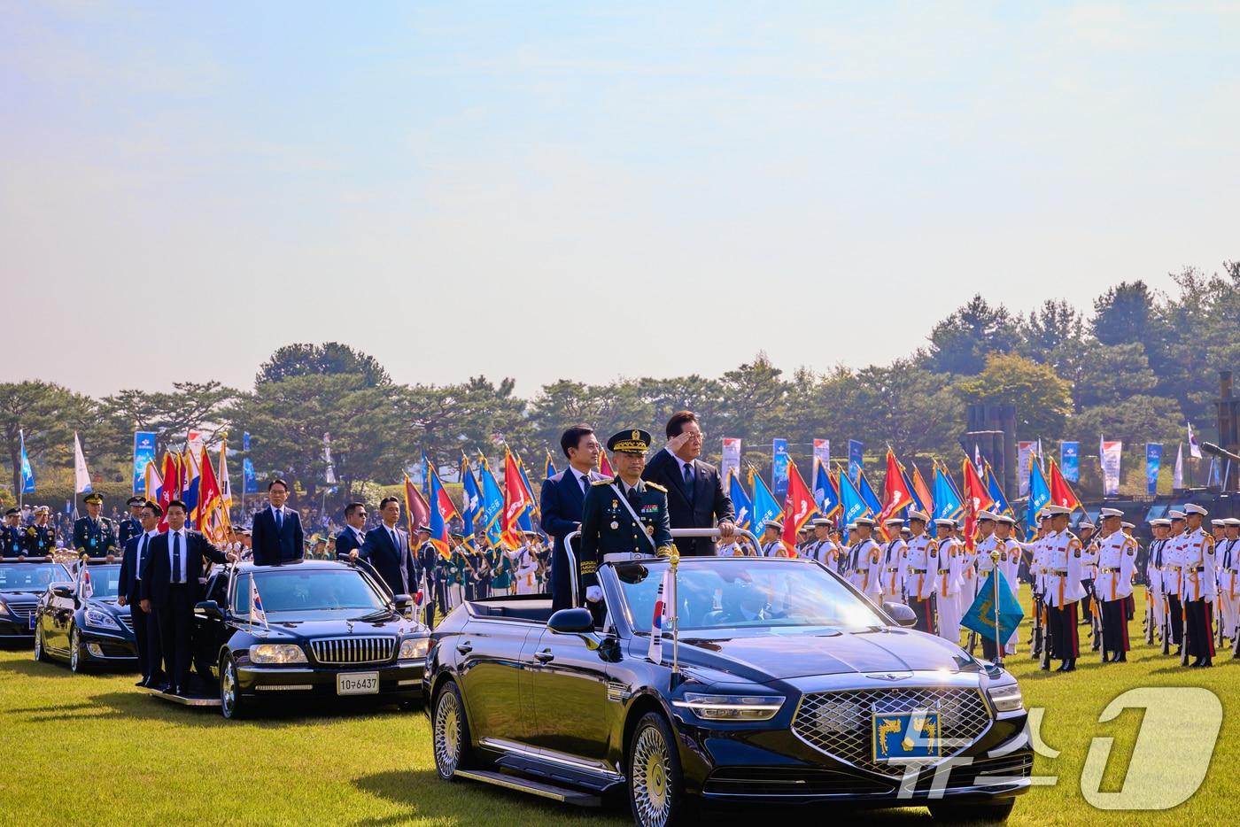본문 이미지 - 이재명 대통령이 2025년 10월 1일 충남 계룡대에서 열린 건군 77주년 국군의 날 기념식에서 열병하고 있다. (대통령실 제공. 재판매 및 DB 금지) 2025.10.1 ⓒ 뉴스1 허경 기자