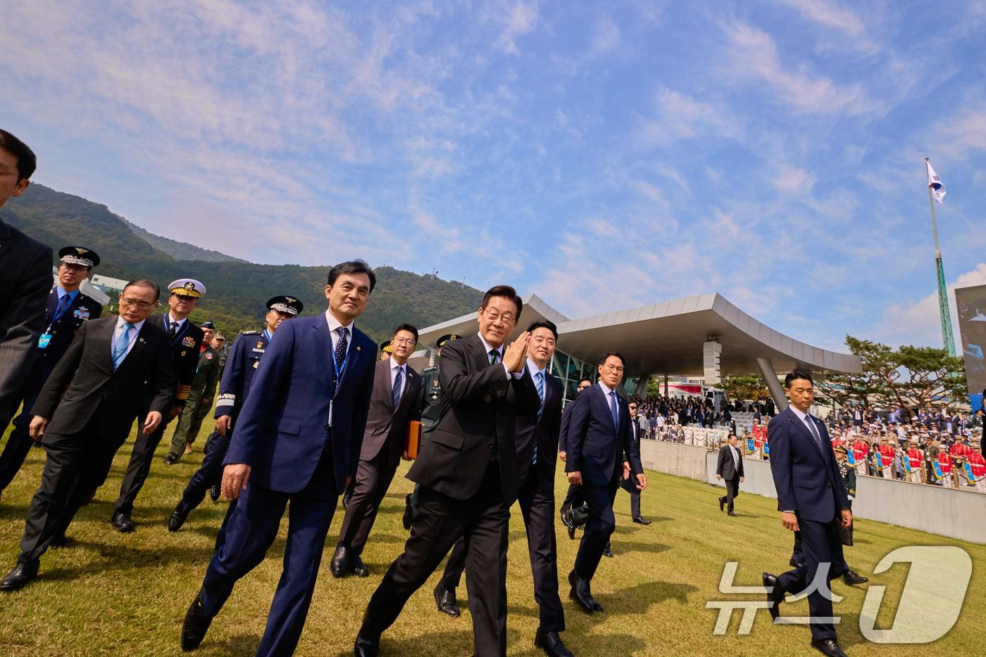 이재명 대통령이 지난 10월 1일 충남 계룡대에서 열린 건군 77주년 국군의 날 기념식을 마친 뒤 이동하고 있다. &#40;대통령실 제공. 재판매 및 DB 금지&#41; 2025.10.1/뉴스1 ⓒ News1 허경 기자