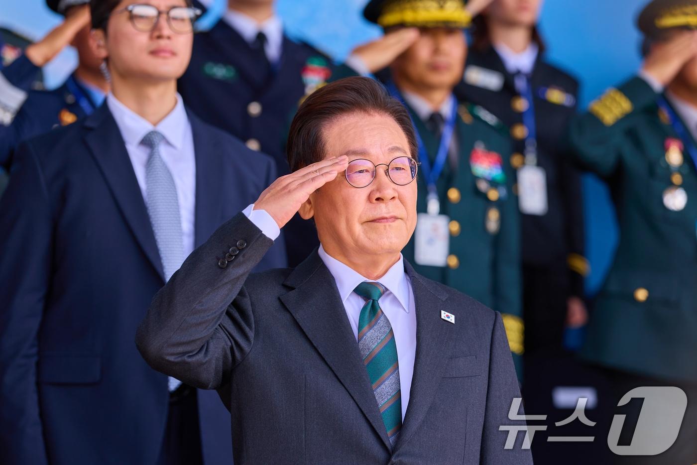 이재명 대통령이 1일 충남 계룡대에서 열린 건군 77주년 국군의 날 기념식에서 거수경례를 하고 있다. &#40;대통령실 제공. 재판매 및 DB 금지&#41; 2025.10.1/뉴스1 ⓒ News1 허경 기자
