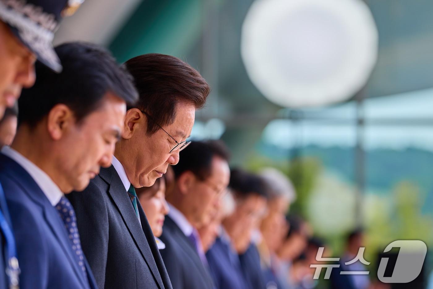 이재명 대통령이 1일 충남 계룡대에서 열린 건군 77주년 국군의 날 기념식에서 묵념하고 있다. (대통령실 제공. 재판매 및 DB 금지) 2025.10.1/뉴스1 ⓒ News1 허경 기자