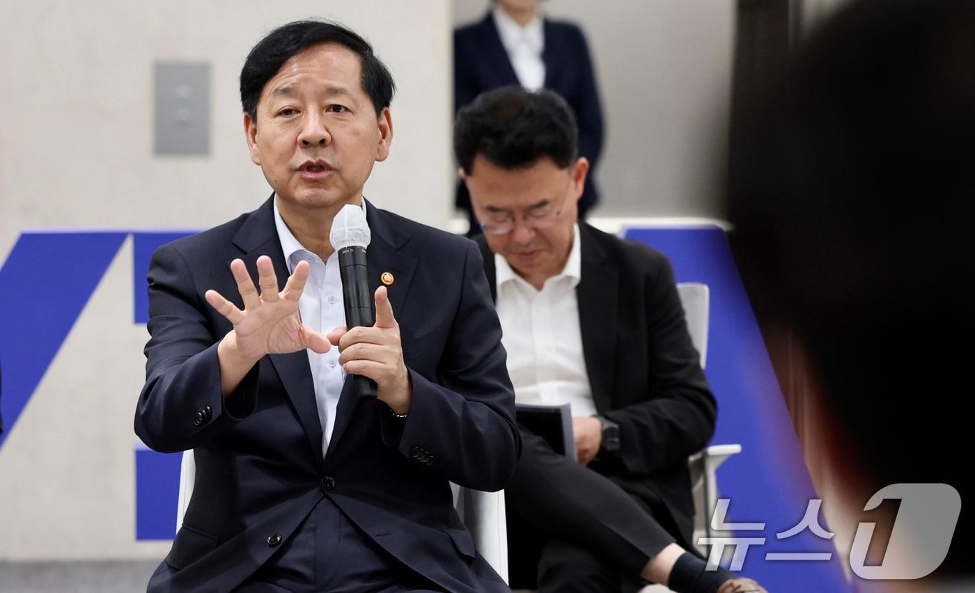 구윤철 경제부총리 겸 기획재정부 장관이 1일 서울 삼성 청년 SW·AI 아카데미&#40;SSAFY&#41; 서울캠퍼스 AI 인력양성 현장방문에서 청년들의 질문에 답변하고 있다. 2025.10.1/뉴스1 ⓒ News1 이호윤 기자