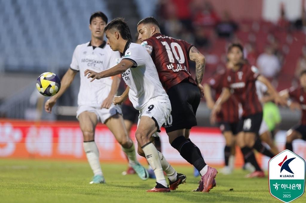 본문 이미지 - 많은 사람들이 숨을 돌릴 수 있는 명절 연휴가 다가왔다. 하지만 K리그2 선수들은 더 바쁘고 치열한 시간을 보내야한다. (한국프로축구연맹 제공)