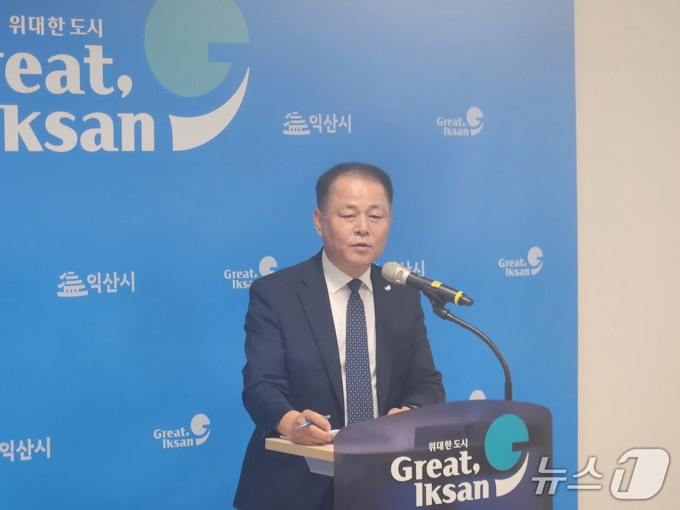 본문 이미지 - 1일 익산시청 브리핑룸에서 배석희 문화교육국장이 정례 브리핑을 갖고 있다.(익산시 제공. 재판매 및 DB 금지)