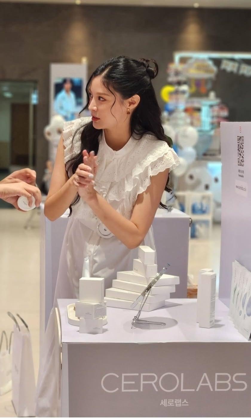 본문 이미지 - 조국 조국혁신당 비상대책위원장 딸 조민 씨가 주식회사 사적표시를 통해 화장품 브랜드 세로랩스를 운영 중인 가운데 면세점 특혜 의혹에 적극 반박했다.&#40;조민인스타그램&#41;