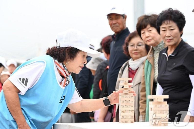 본문 이미지 - 제14회 평창군 어르신 한마당 체육대회가 1일 강원 평창종합운동장에서 열렸다. &#40;평창군 제공. 재판매 및 DB금지&#41; 2025.10.1/뉴스1
