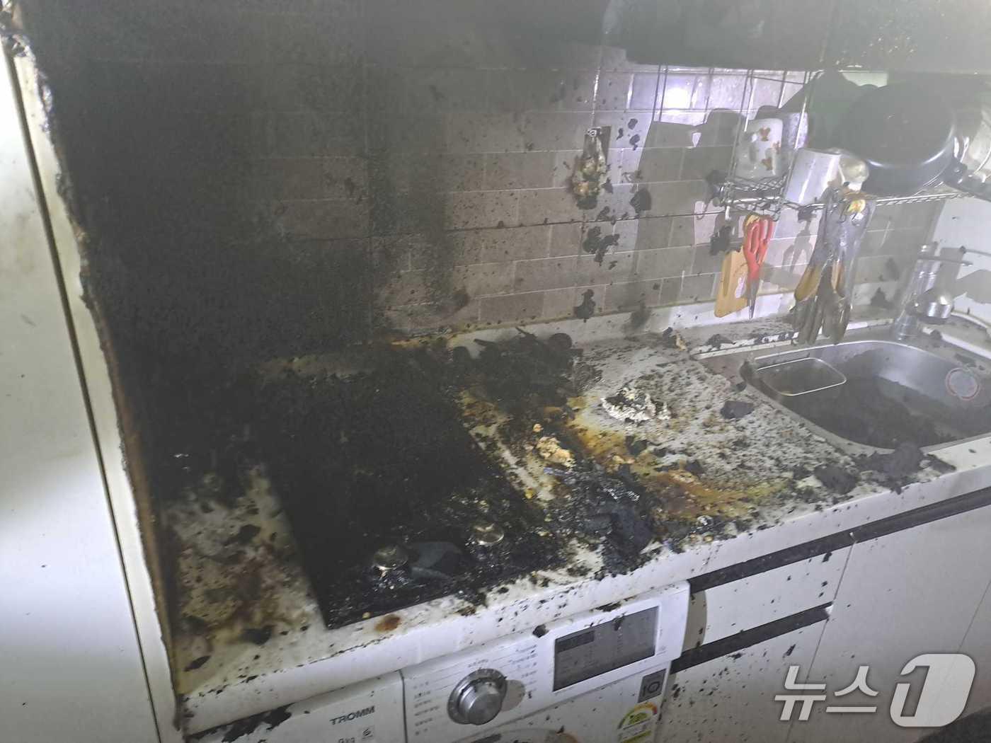 본문 이미지 - 강원 강릉 포남동 공동주택 화재 현장.(강원도소방본부 제공, 재판매 및 DB금지)