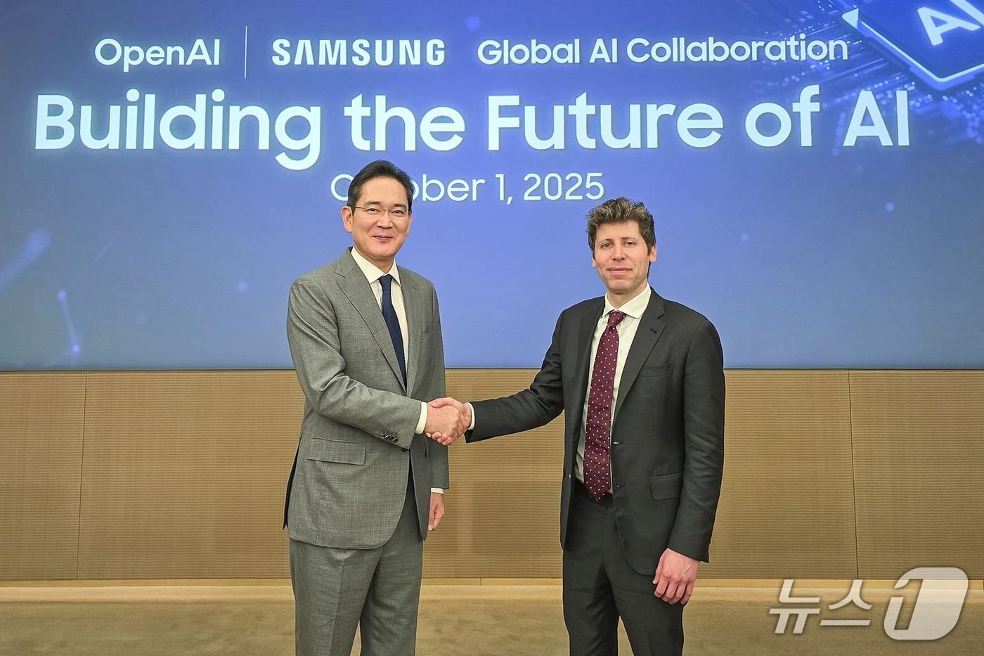 이재용 삼성전자 회장이 1일 삼성전자 서초사옥에서 샘 올트먼 오픈AI 대표와 &#39;글로벌 AI 핵심 인프라 구축을 위한 상호 협력 LOI&#40;의향서&#41; 체결식&#39;에서 악수하는 모습 &#40;사진제공 = 삼성전자&#41; 