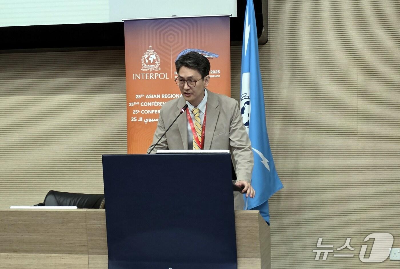 박재성 경찰청 국제공조담당관(총경)이 지난달 18일부터 19일 사이 싱가포르에서 열린 '제25차 인터폴 아시아 지역회의'에서 발언을 하고 있다.(경찰청 제공)