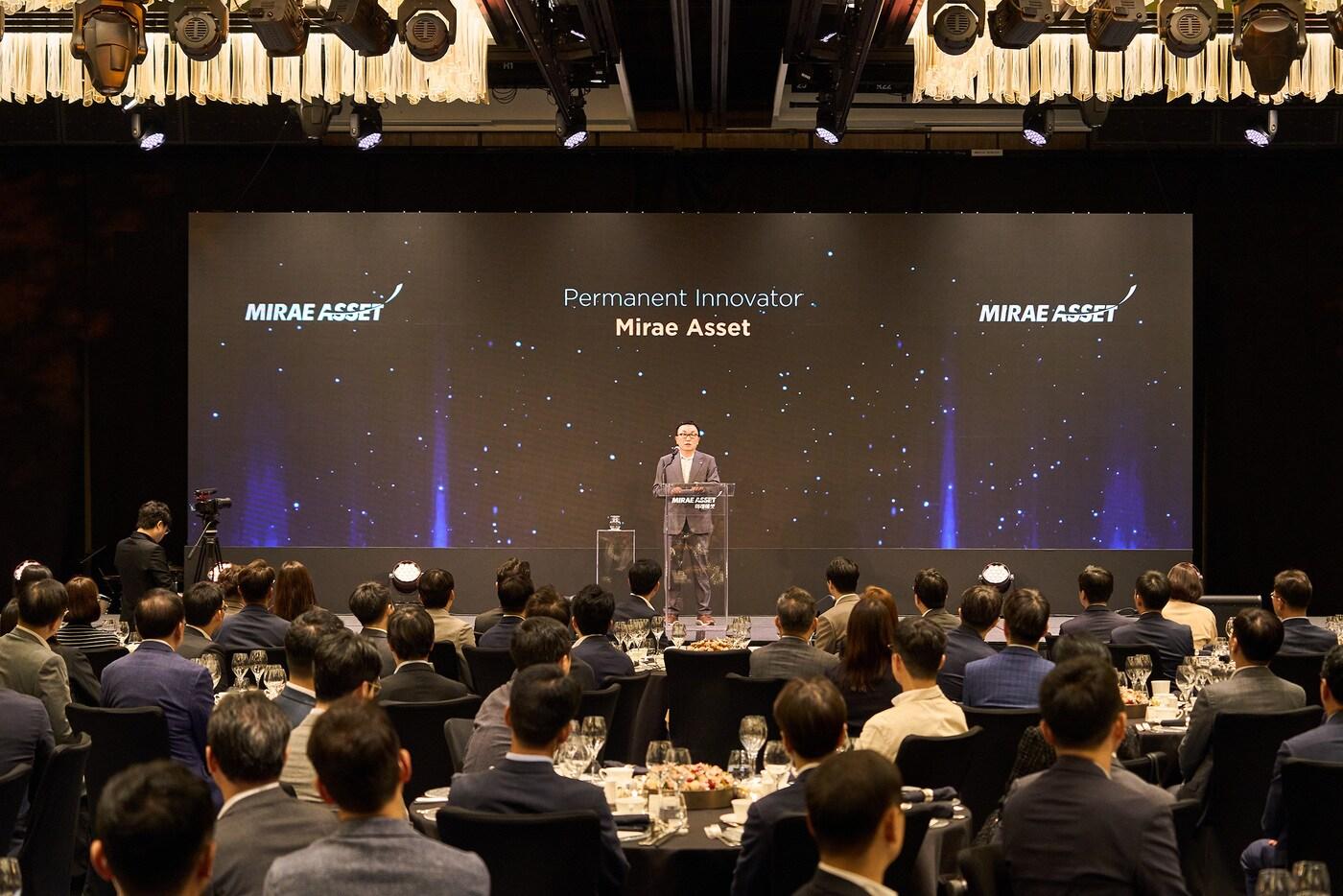 미래에셋그룹 박현주 회장&#40;GSO&#41;이 고객자산 1000조 원을 달성을 기념하며 기념연설을 하고 있다.