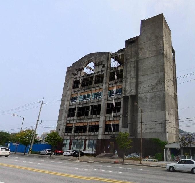 본문 이미지 - 380개월 동안 방치된 강원도 춘천시 소재 한 미완공 상업 시설(김희정 의원실 제공)