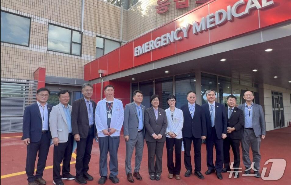 본문 이미지 - 정은경 보건복지부 장관이 APEC 정상회의의 응급의료 지원 현장 점검을 위해 1일 경북 경주를 찾았다. 정 장관이 동국대경주병원에서 준비 상황 등을 점검한 후 기념촬영을 하고 있다. &#40;동국대경주병원제공, 재판매 및 DB금지&#41; 2025.10.1/뉴스1 