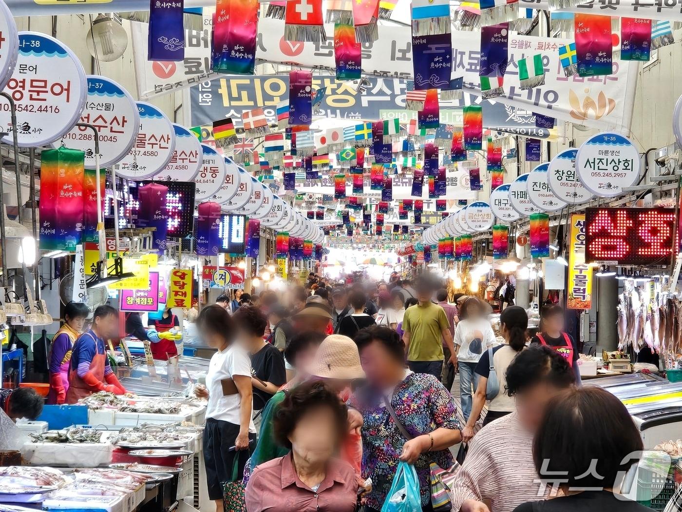 본문 이미지 - 1일 오후 추석 대목을 맞은 창원 마산어시장이 손님으로 북적이고 있다. 2025.10.1 ⓒ 뉴스1 박민석 기자