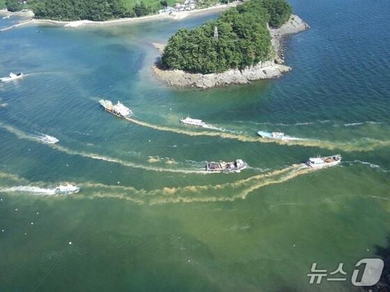 본문 이미지 - 지난달 6일 경남 남해안 적조 발생 해역에서 선박들이 긴급 방제작업을 벌이고 있다.(경남도 제공. 재판매 및 DB금지)
