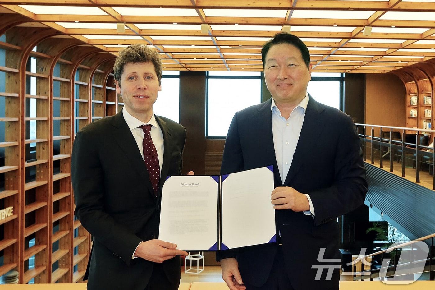 최태원 SK그룹 회장과 샘 올트먼 오픈AI 최고경영자&#40;CEO&#41;가 1일 서울 종로구 SK서린빌딩에서 메모리 공급 의향서&#40;Memory Supply LOI&#41; 및 서남권 AI 데이터센터 협력에 관한 양해각서&#40;MOU&#41;를 체결한 뒤 기념촬영을 하고 있다. &#40;SK그룹 제공. 재판매 및 DB 금지&#41; 2025.10.1/뉴스1