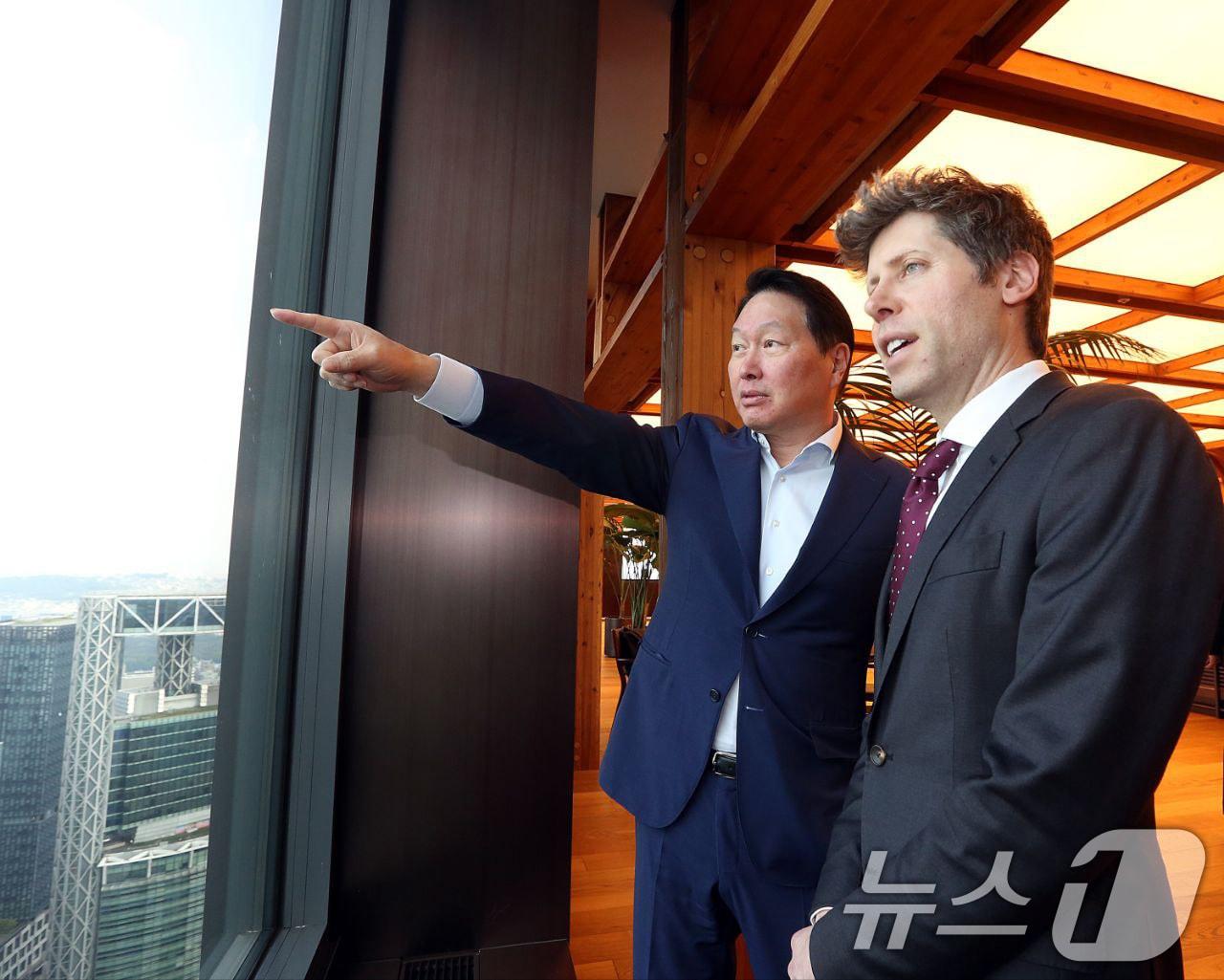 본문 이미지 - 최태원 SK그룹 회장과 샘 올트먼 오픈AI 최고경영자(CEO)가 1일 서울 종로구 SK서린빌딩에서 창밖을 보며 대화하고 있다. (SK그룹 제공. 재판매 및 DB 금지) 2025.10.1/뉴스1