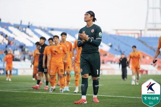 본문 이미지 - 제주SK 김동준 골키퍼에게 2경기 출장정지와 제재금 500만원 징계가 결정됐다. (한국프로축구연맹 제공)