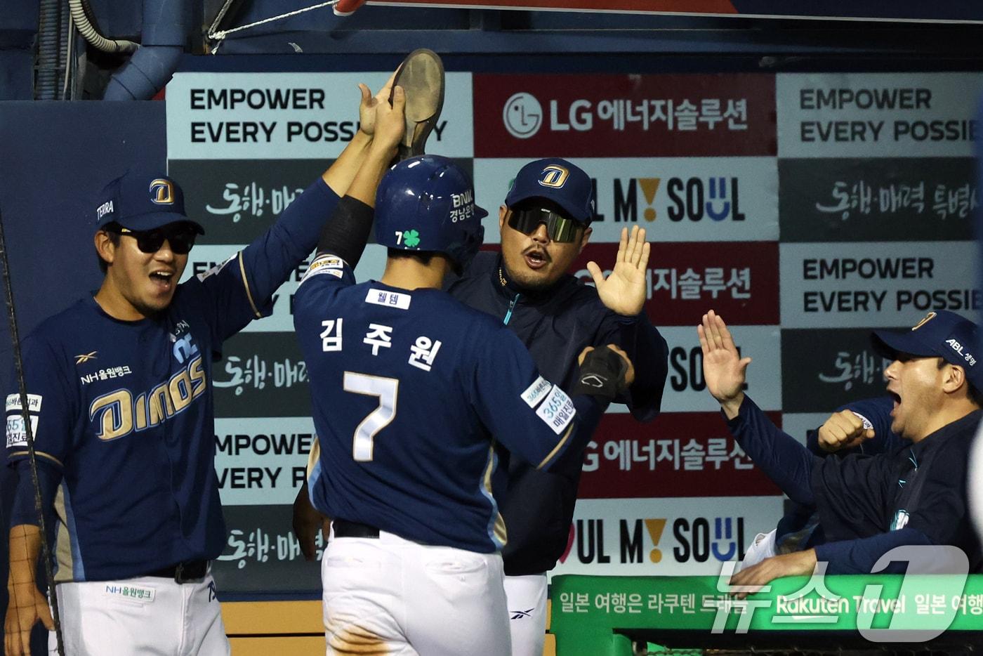 1일 오후 서울 송파구 잠실야구장에서 열린 프로야구 2025 신한 SOL 뱅크 KBO 리그 NC 다이노스와 LG 트윈스의 경기 3회초 1사 3루 상황에서 NC 최원준의 적시타로 득점에 성공한 NC 김주원이 이호준 감독과 하이파이브를 하고 있다. 2025.10.1/뉴스1 ⓒ News1 황기선 기자