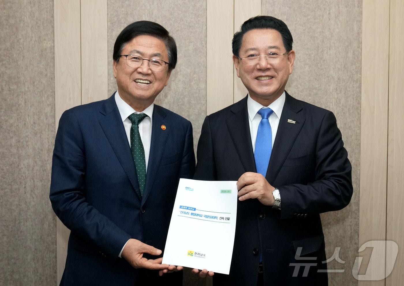 김영록 전라남도지사가 1일 세종에서 최교진 교육부 장관과 면담을 갖고 전라남도 통합대학교 국립의대 신속 신설 등 전남도 핵심사업 해결을 위한 건의 및 협조를 요청하고 있다.&#40;전남도 제공. 재판매 및 DB금지&#41;2025.10.1/뉴스1 ⓒ News1 전원 기자