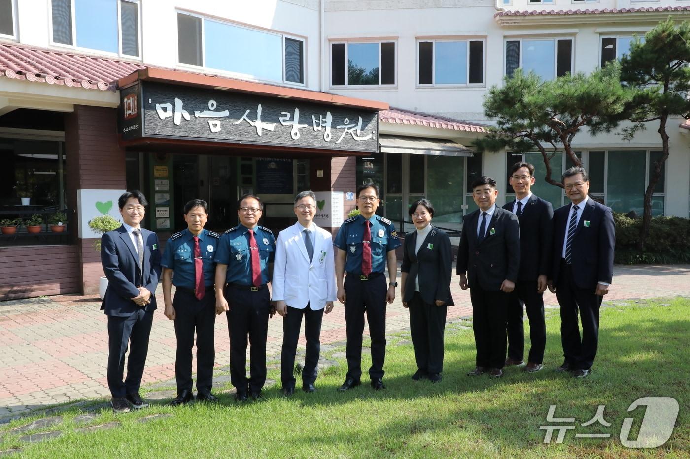 김철문 전북경찰청장&#40;가운데&#41;이 1일 전북 완주군 마음사랑병원을 찾아 정신 응급 대응 현장을 점검하고, 관계자들과 소통하는 시간을 가졌다.&#40;전북경찰청 제공. 재판매 및 DB 금지&#41;