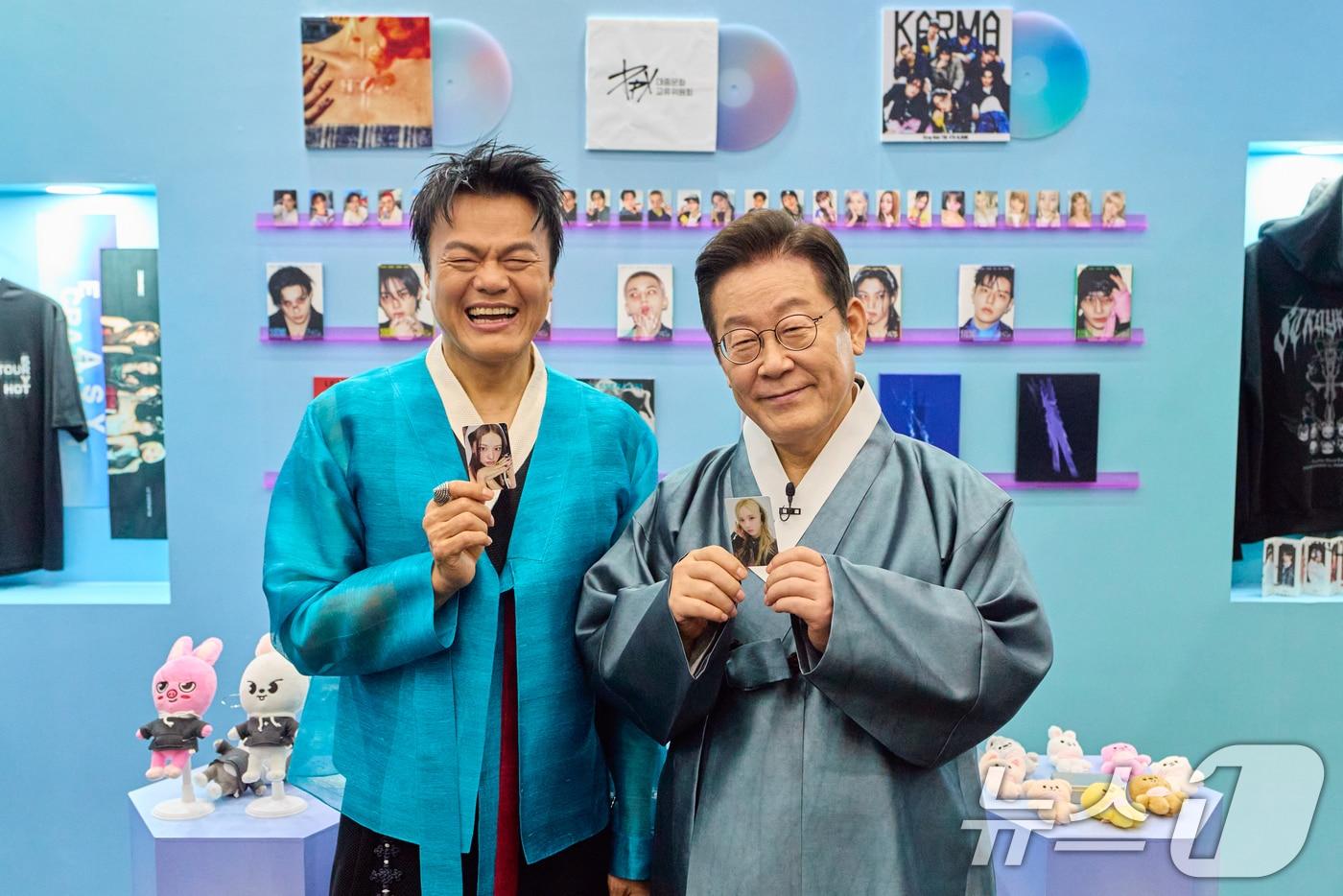 본문 이미지 - 이재명 대통령이 1일 경기 고양시 킨텍스 K컬처 체험존에서 열린 대중문화교류위원회 출범식에서 박진영 대중문화교류위원회 공동위원장과 K팝 아이돌 포토카드를 들어보이고 있다. (대통령실 제공. 재판매 및 DB 금지) 2025.10.1 ⓒ 뉴스1 허경 기자