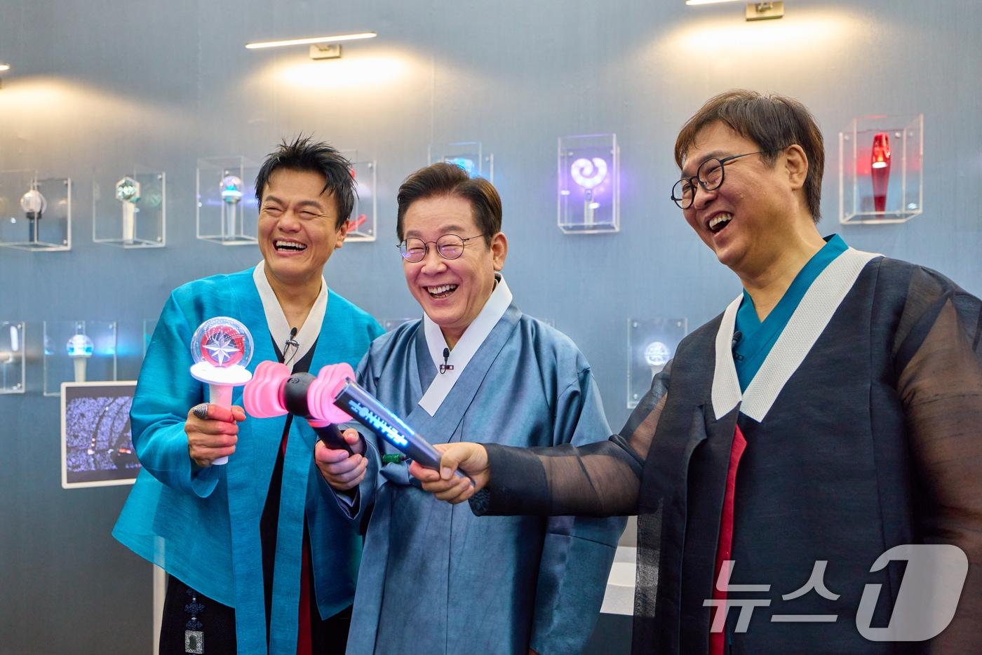 이재명 대통령이 지난 1일 경기 고양시 킨텍스에서 열린 대중문화교류위원회 출범식에서 K컬처 체험존에서 블랙핑크 응원봉 점등을 하고 있다.&#40;대통령실 제공. 재판매 및 DB 금지&#41; 2025.10.1/뉴스1 ⓒ News1 허경 기자