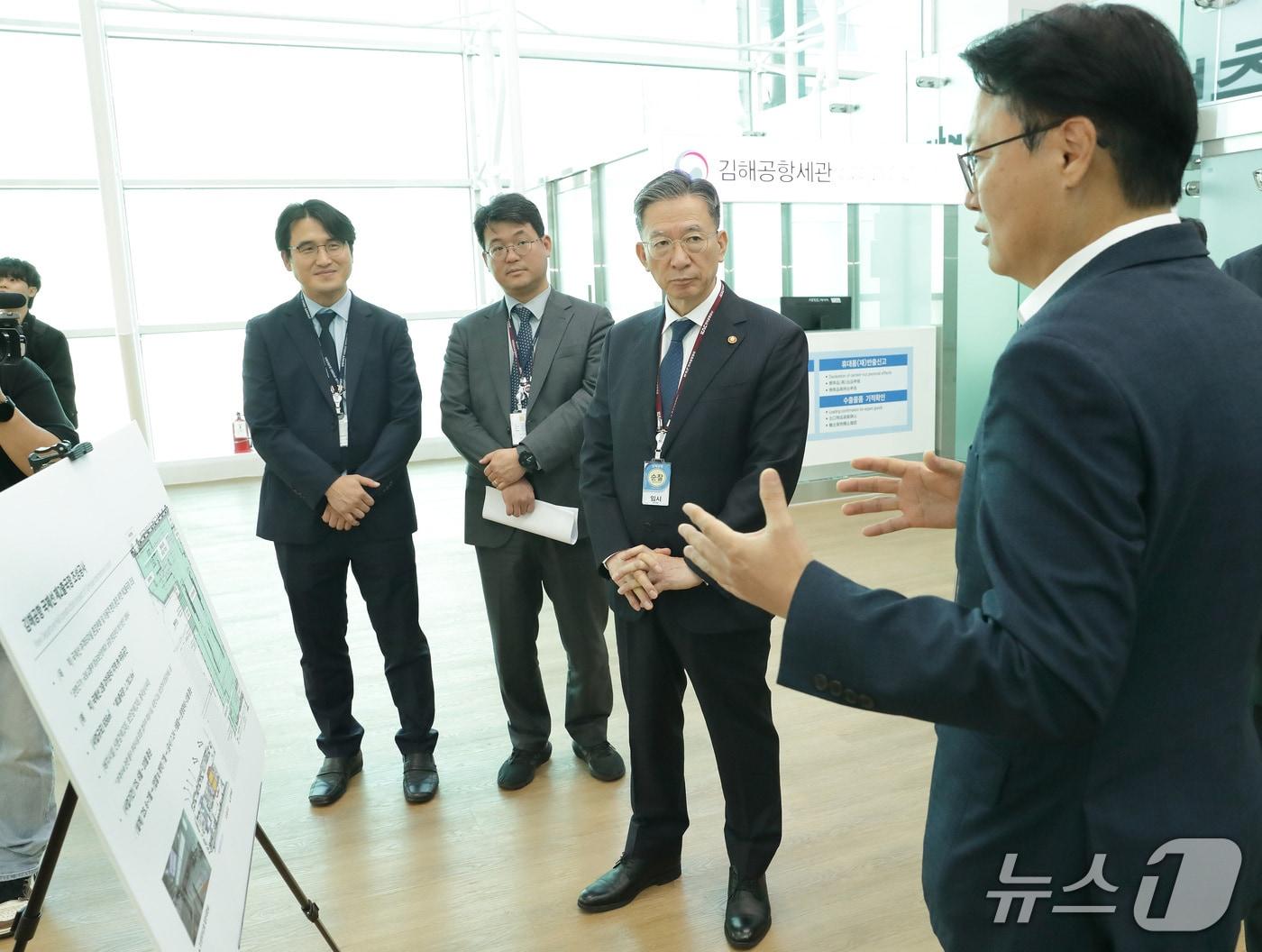 본문 이미지 -  법무부는 1일 오전 정성호 법무부 장관이 &#39;2025 경주 아시아태평양경제협력체&#40;APEC&#41; 정상회의&#39;를 앞두고 김해국제공항을 방문해 출입국 전용심사대 설치·운영 계획 등을 점검했다고 밝혔다. 이날 정 장관 모습. &#40;법무부 제공&#41;